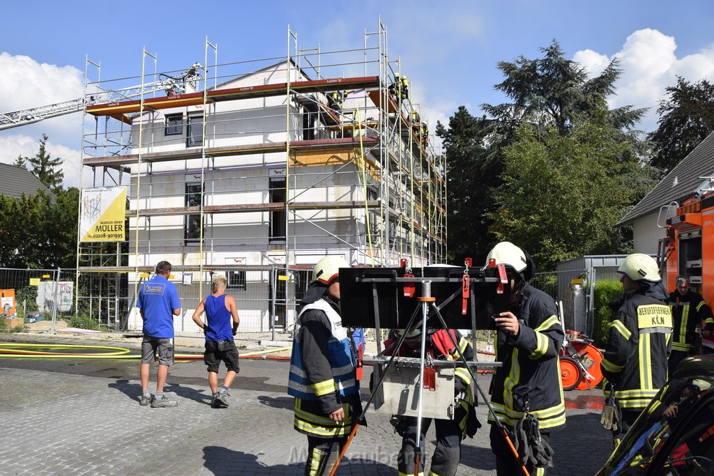 Dachstuhlbrand Koeln Poll Geislarerstr P390.JPG - Miklos Laubert